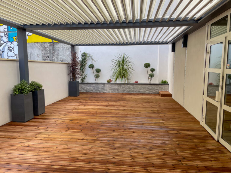 Lire la suite à propos de l’article Terrasse bois, mur en coffre à bloc, plantation